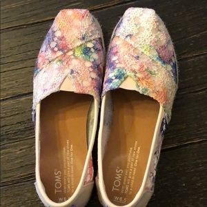 Toms crochet lace classic tie dye 6.5